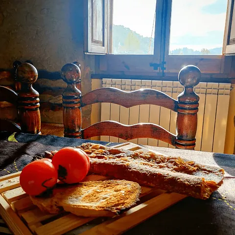 Cal Cabreta Casa Rural tomates con rebanadas de pan